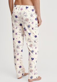 Witte pyjamabroek met een speelse print van harten, planeten en sterren in paars, blauw en roze. Voorzien van een elastische tailleband en rechte pijpen.