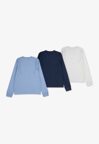 Trois chemises à manches longues en bleu, marine et gris chiné. Les chemises présentent des cols ras du cou et des poignets côtelés, mettant en valeur une texture en coton lisse.