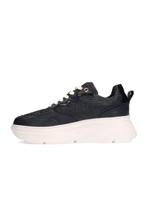 Schwarze Sneaker mit Obermaterial aus strukturiertem Stoff und Lederakzenten. Ausgestattet mit einer weißen, dicken Sohle, kontrastierenden Schnürsenkeln und einer Ziehlasche an der Ferse.