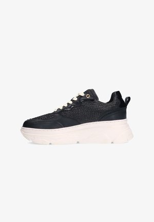 Schwarze Sneaker mit Obermaterial aus strukturiertem Stoff und Lederakzenten. Ausgestattet mit einer weißen, dicken Sohle, kontrastierenden Schnürsenkeln und einer Ziehlasche an der Ferse.