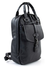 Czarny skórzany plecak o teksturowanym wykończeniu, z górnymi uchwytami, przednią kieszenią z klapą oraz regulowanymi paskami. Posiada srebrne akcenty metalowe.