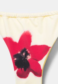 Crèmekleurige stof met grote rode en zwarte bloemenprint en een geplooide elastische tailleband.