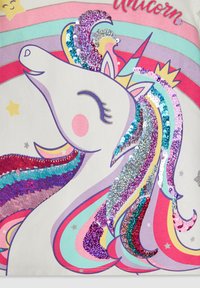 Graficzna ilustracja jednorożca z błyszczącą, wielokolorową grzywą. Tło zawiera pastelowe paski i gwiazdy z błyszczącymi akcentami.