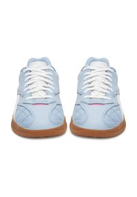 Šviesiai mėlyni ir balti sportbačiai su baltais raišteliais ir rudais guminiais padais, rodomi iš priekio ant balto fono.