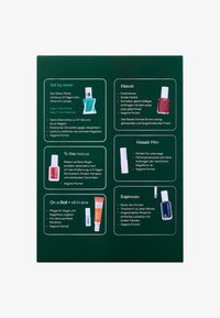Boîte verte contenant plusieurs produits de soin des ongles avec des bouteilles et étiquettes variées, affichant des couleurs comme le turquoise, le rouge et le blanc. Contient du texte en allemand.
