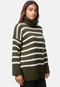 Olivegrüner und weiß gestreifter Strickpullover mit Rollkragen, lockerer Passform, langen Ärmeln und seitlichen Schlitzen am Saum. Strukturierter Stoff.