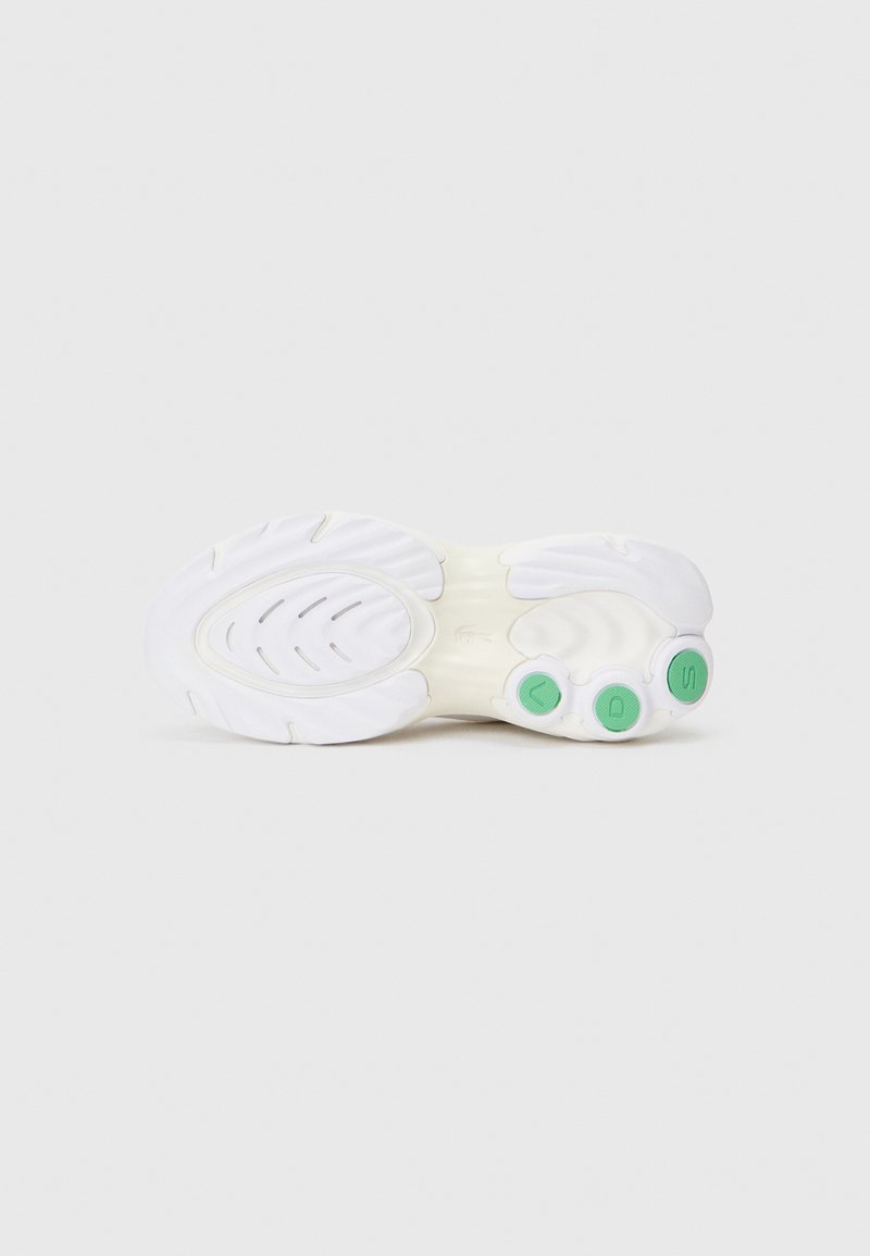 Suela de zapatilla blanca con un diseño texturizado y curvado. Presenta tres acentos de goma verde etiquetados como A, D y S. Material suave y duradero.