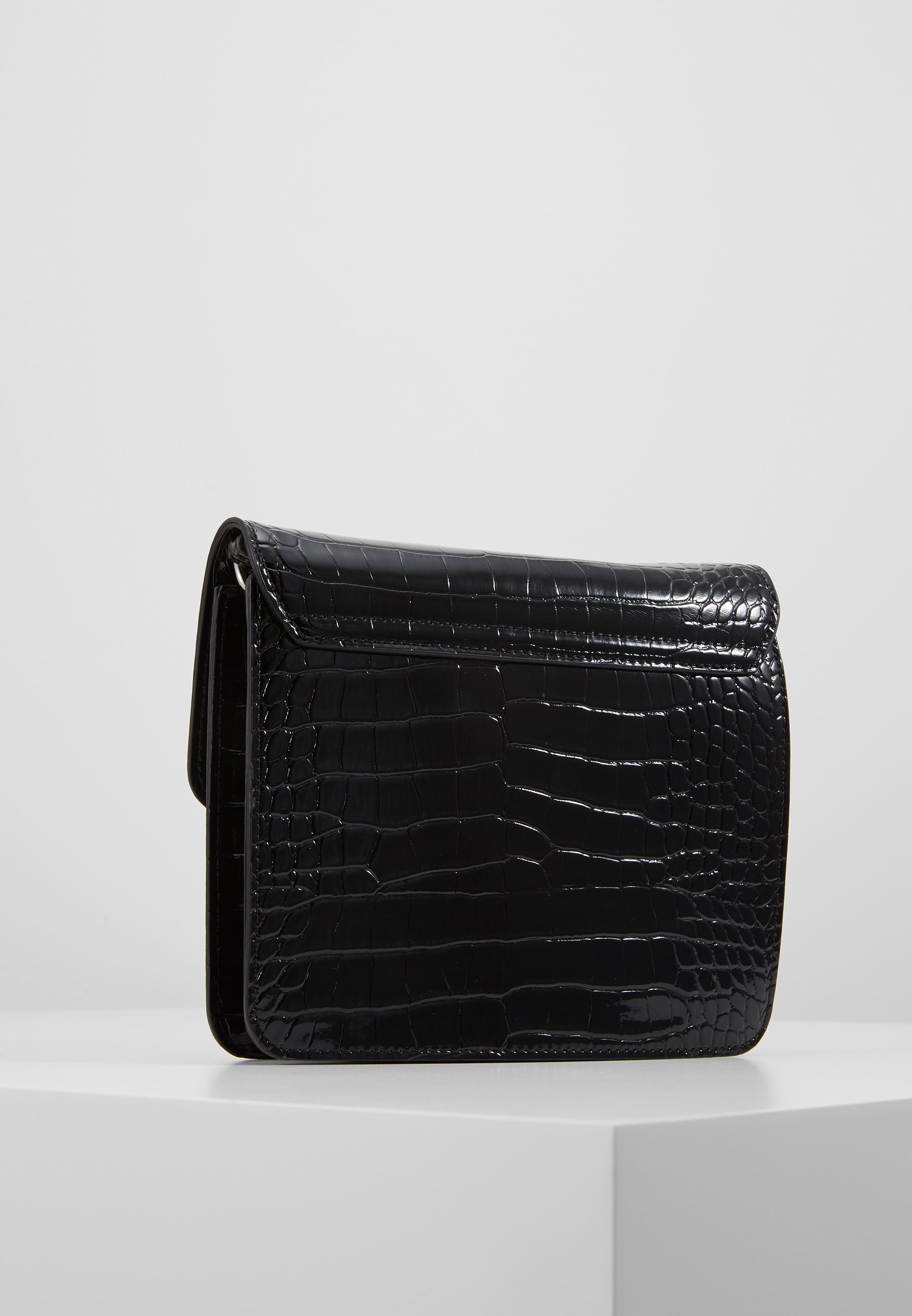 HVISK CAYMAN SHINY STRAP BAG Skulderveske black Zalando.no HVISK CAYMAN SHINY STRAP BAG Skulderveske white Zalando.no