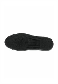 Suela de zapato de goma negra con superficie texturizada y estrías. Presenta un borde suave y una ligera curva en la zona de los dedos, diseñada para ofrecer agarre.