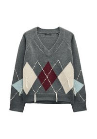 Szary sweter dzianinowy z dekoltem w serek, z wzorem w romby w kolorach kremowym, bordowym i jasnoniebieskim, z teksturowanymi frędzlami na dół.