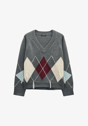 Szary sweter dzianinowy z dekoltem w serek, z wzorem w romby w kolorach kremowym, bordowym i jasnoniebieskim, z teksturowanymi frędzlami na dół.