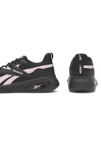 Czarne sneakersy z różowymi akcentami, z teksturowaną cholewką, sznurowanym zapięciem oraz amortyzowaną podeszwą. Logo umieszczone po bokach i z tyłu.