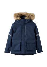 Marineblå parka-jakke med hætte beklædt med kunstpels, to store forlommer, refleksstriber på ærmerne og lynlås foran.