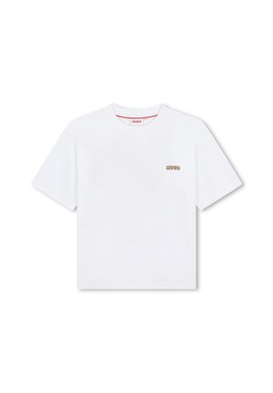 T-shirt en coton blanc à manches courtes, arborant un petit logo brodé en or sur la poitrine gauche et une étiquette rouge à l'intérieur du col.