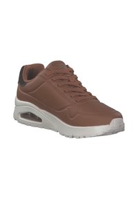 Brauner Sneaker mit glattem, synthetischem Obermaterial, Schnürdesign, durchbrochenen Akzenten, weißer Zwischensohle und strukturiertem Gummiaußensohle.