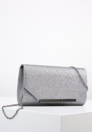 Zilveren glinsterende rechthoekige clutch met een metalen detail en een dun zilveren kettingriempje op een witte ondergrond.