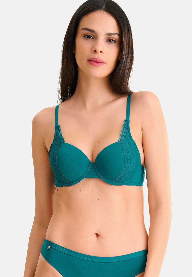 Teal push-up BH met kantafwerking, gladde cups en verstelbare bandjes. Gecombineerd met bijpassende teal slipjes. Zachte stof met een matte afwerking.