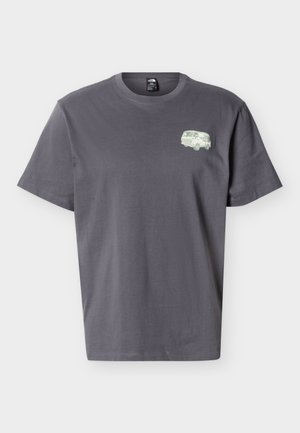 T-shirt gris foncé à manches courtes avec col rond, orné d'un petit motif van vert clair et du logo "The North Face" sur la poitrine gauche.