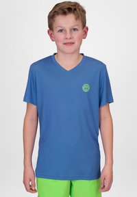 Camiseta azul de cuello en V con mangas cortas, hecha de tela de malla texturizada. Presenta un logotipo circular verde en el lado izquierdo del pecho.