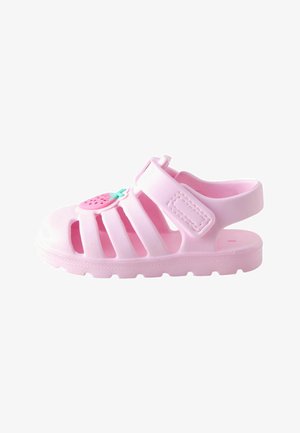 Světlounce růžová dětská sandálka s nastavitelným páskem a ozdobou ve tvaru jahody na horním pásku, s vyříznutými ventilačními otvory.