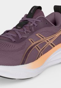 Μωβ παπούτσι τρεξίματος Asics με διαπνέον διχτύ, μεσαία σόλα σε διαβάθμιση ροδάκινου, λευκή εξωτερική σόλα και λεπτομερές λογότυπο στο πλάι.