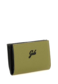 Portafoglio in pelle verde con finitura testurizzata, caratterizzato da un logo nero in rilievo sulla parte anteriore, design pieghevole e fodera interna a contrasto.