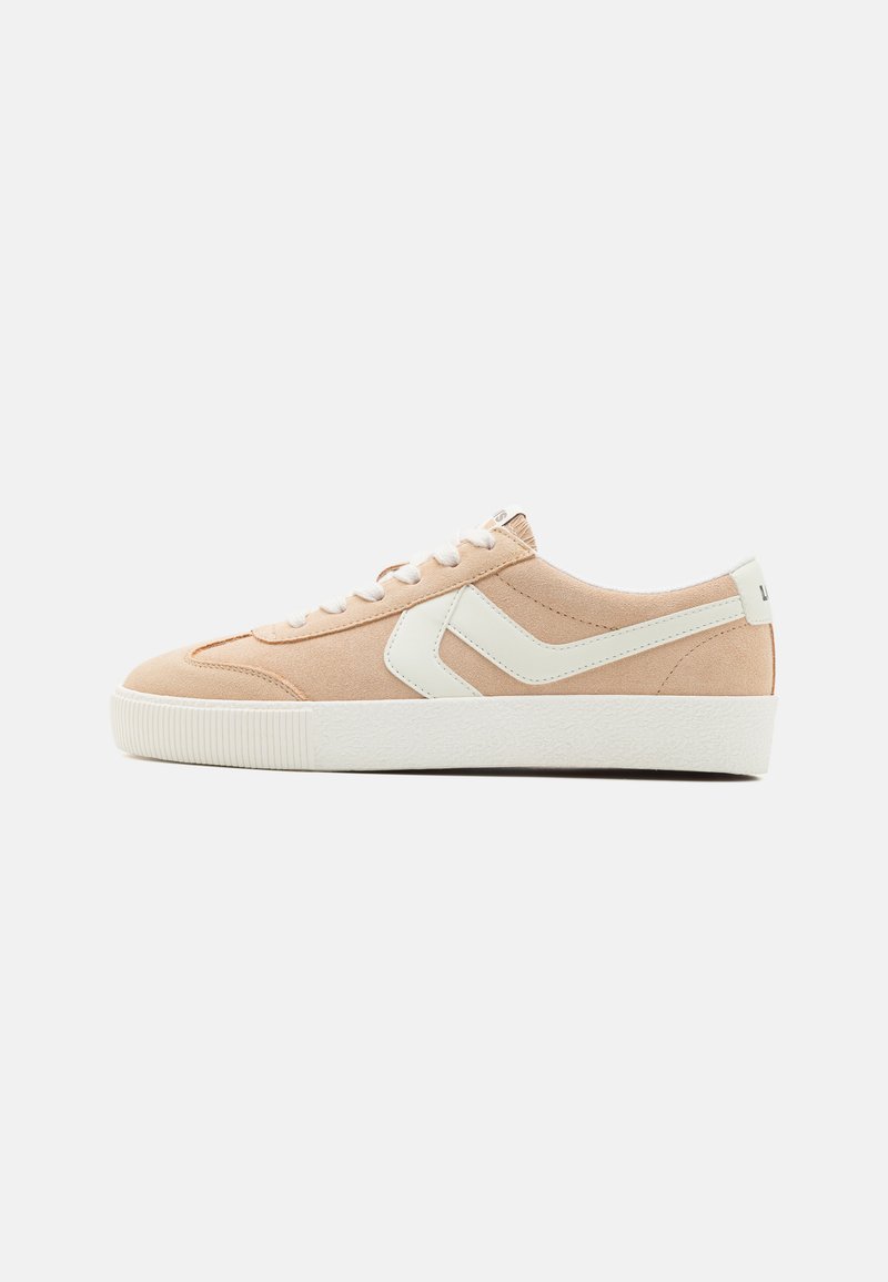 Ferskenfargede lær sneakers med hvite detaljer, snøring, teksturert gummisål og et karakteristisk sidedesign med buede linjer.