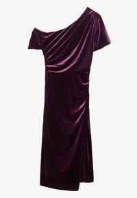 Robe en velours violet avec un design à épaules dénudées, tissu drapé et jupe style enveloppant. Texture lisse avec un léger éclat.