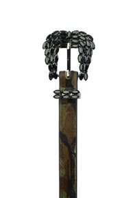 Cinturón con estampado de camuflaje y hebilla negra con joyas en forma de cabello. El cinturón está hecho de un material texturizado y presenta tonos terrosos.