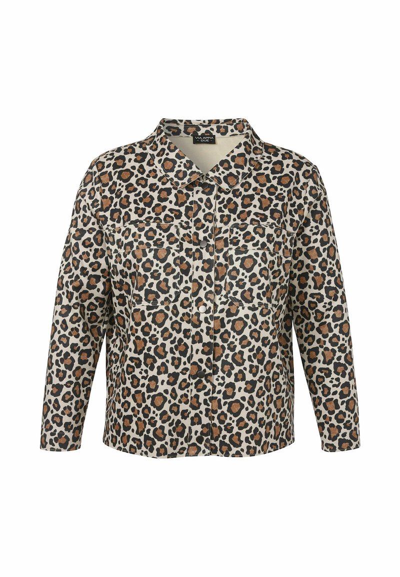 Beige blouse met luipaardprint, met zwarte en bruine vlekken, voorzien van een knoopsluiting aan de voorkant, lange mouwen en twee borstzakken.