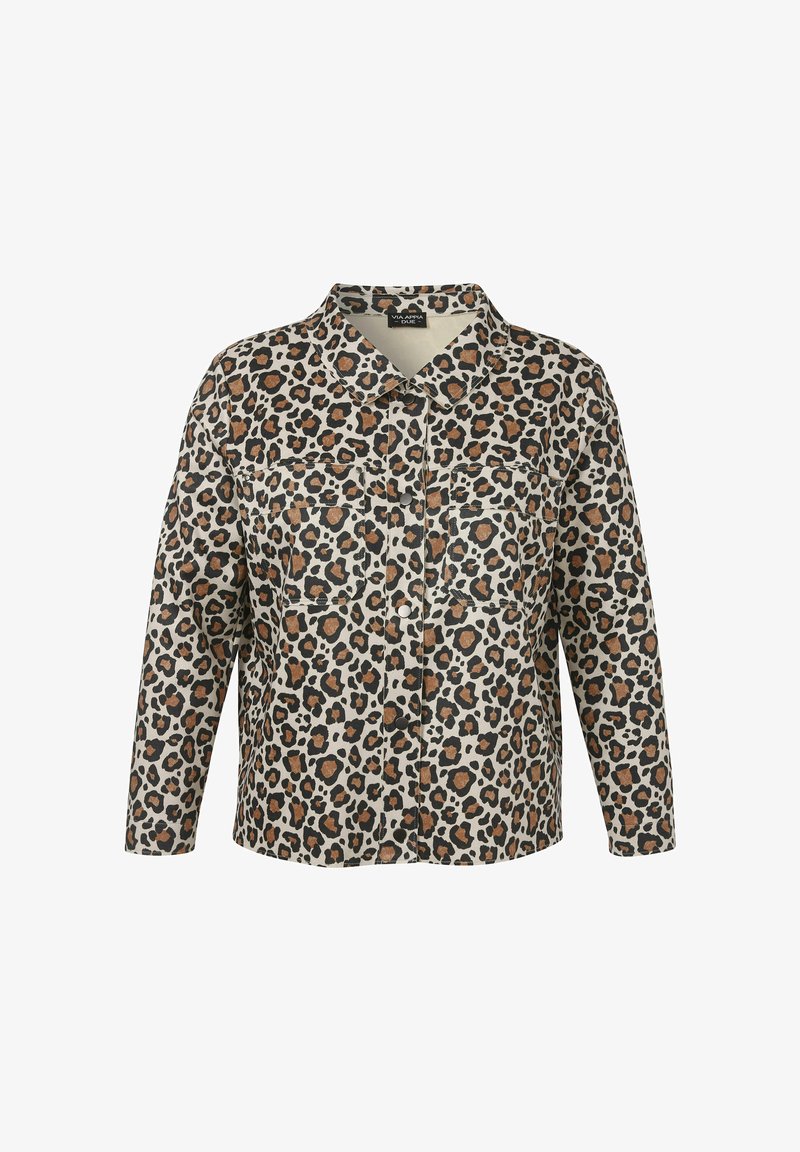 Beige blouse met luipaardprint, met zwarte en bruine vlekken, voorzien van een knoopsluiting aan de voorkant, lange mouwen en twee borstzakken.