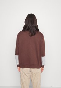 Mennace CONTRAST PANEL HALF ZIP  - Camisola - brown