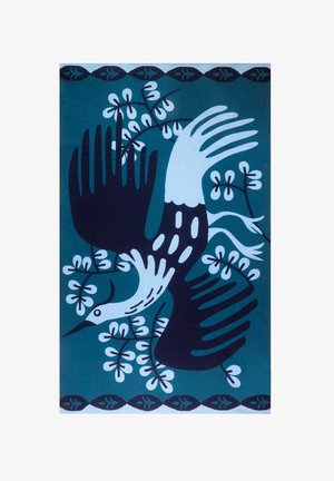 Wielokolorowy tekstylia z motywem ptaka w niebieskich, czarnych i białych akcentach, otoczony stylizowanymi kwiatami i liśćmi na tealowym tle.