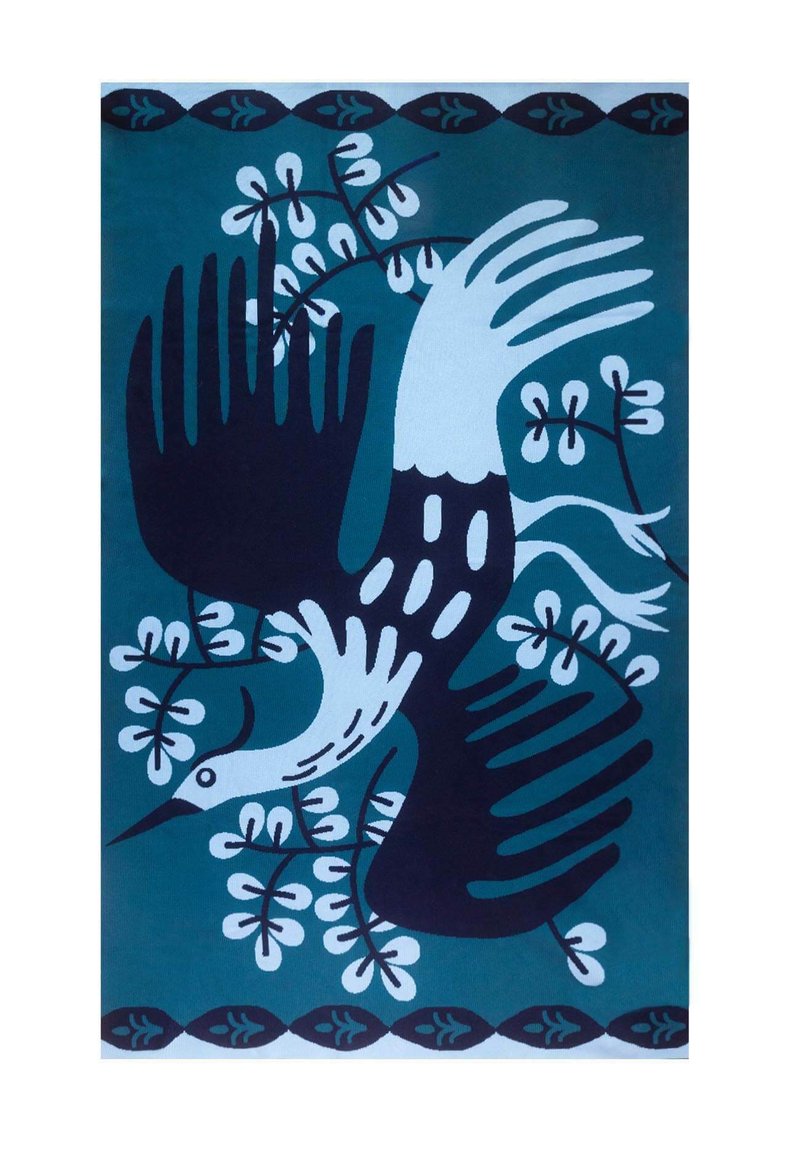 Wielokolorowy tekstylia z motywem ptaka w niebieskich, czarnych i białych akcentach, otoczony stylizowanymi kwiatami i liśćmi na tealowym tle.