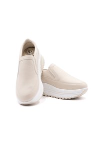 Likaiset liukupohjaiset kengät, joissa on sileä nahkapinta ja valkoinen pehmustettu pohja. Ominaisuuksia ovat pyöristetty kärki ja huomaamaton tikkaus.