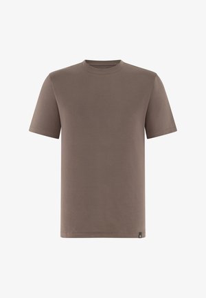 Ein einfaches unifarbenes braunes T-Shirt mit kurzen Ärmeln und Rundhalsausschnitt, mit kleinem schwarzem Etikett am unteren Saum, auf weißem Hintergrund.