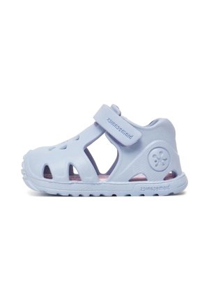 Sandalo azzurro chiaro per bambini piccoli con punta chiusa, cinturino regolabile in Velcro, aperture di ventilazione e suola texturizzata per una migliore aderenza.