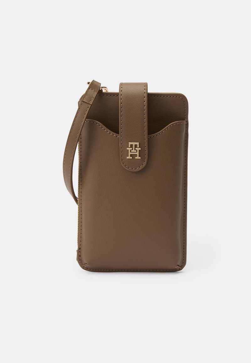 Pouch pentru telefon din piele maro, cu închidere cu clapetă, logo embosat și curea ajustabilă; textură netedă și formă rectangulară.