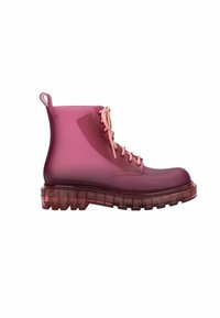 Botas de tobillo translúcidas en color rosa con una suela gruesa y transparente y cordones de un rosa claro. Textura suave con punta redondeada y una lengüeta en la parte posterior.