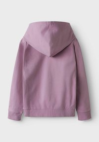 Felpa con cappuccio in morbido lavanda, caratterizzata da una vestibilità rilassata, polsini e orlo a costine, con una texture liscia e senza motivi visibili.