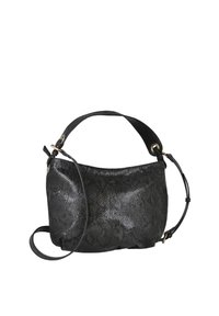 Bolso negro de cuero sintético con un patrón texturizado de piel de serpiente, que cuenta con un asa corta y una correa desmontable para llevarlo de manera versátil.