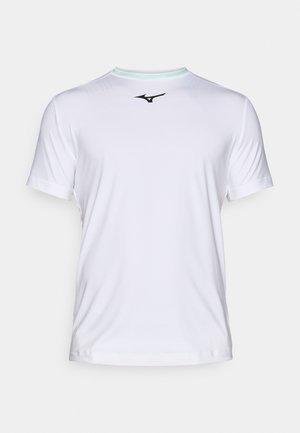 Valge sportlik t-särk, mis on valmistatud kergest kangast, ümarate kaelustega, millel on mündiroheline aktsent ja väike must logo rinnal.