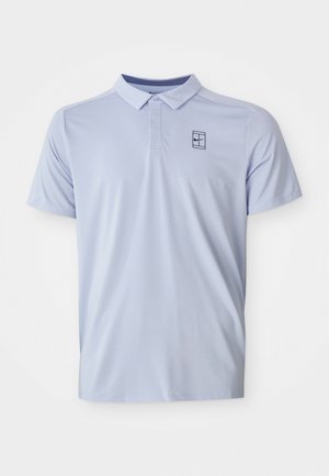 Lichtblauw poloshirt met een kraag, korte mouwen en een subtiele textuurpatroon. Met een klein donker logo op de bovenste linkerkant.