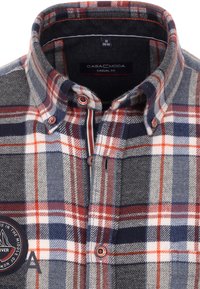 Geverifieerde flanellen overhemd in blauw, grijs, wit en rood. Heeft een button-down kraag, een ronde logo sticker en contrasterende knopenaccenten.