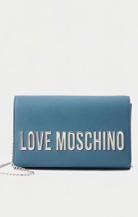Blå plånbok i konstläder med silver "LOVE MOSCHINO"-logotyp, rektangulär form, kedjerem, slät textur och sömnadsdetaljer längs kanterna.