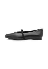 Zapato plano de cuero negro con punta redonda y una sola cinta elástica en la parte superior, visto de lado sobre un fondo blanco.