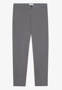 Pantalons en coton gris avec un design classique, jambe droite, poches avant et fermeture à bouton à la taille. Texture lisse.