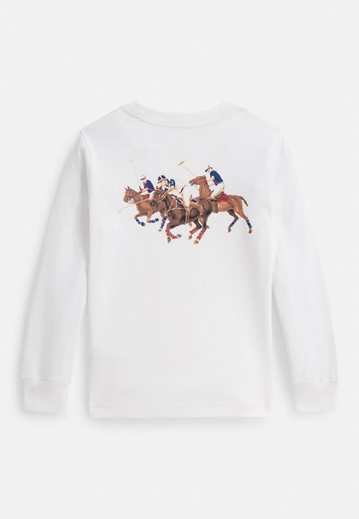 Άσπρο μακρυμάνικο μπλουζάκι με γραφικό πολλαπλών χρωμάτων ενός αγώνα πόλο στην πλάτη, που απεικονίζει τέσσερις αναβάτες σε άλογα με μπαστούνια πόλο.