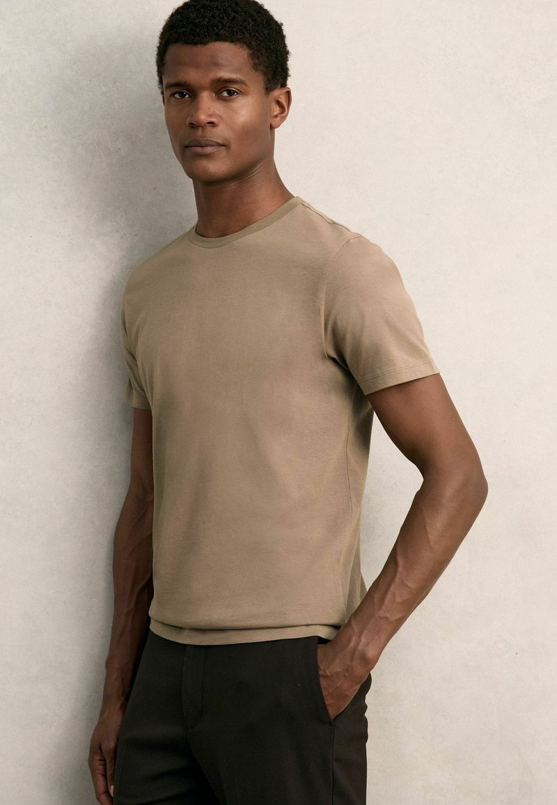 Reiss REGULAR FIT BLESS CREW NECK - Tricou basic - light taupe brown