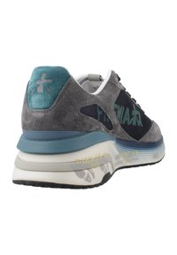 Grauer Wildledersneaker mit strukturiertem Obermaterial aus marineblauem Mesh, blauen Akzenten und einer Verlaufsohle. Verfügt über strapazierfähige Beschläge und gedruckte Designdetails.